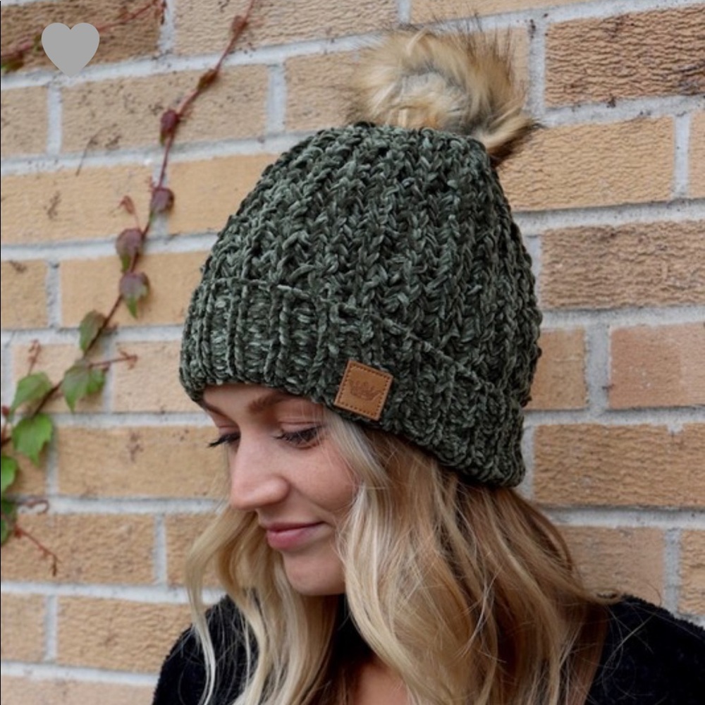 Cable knit chenille hat with Pom accent